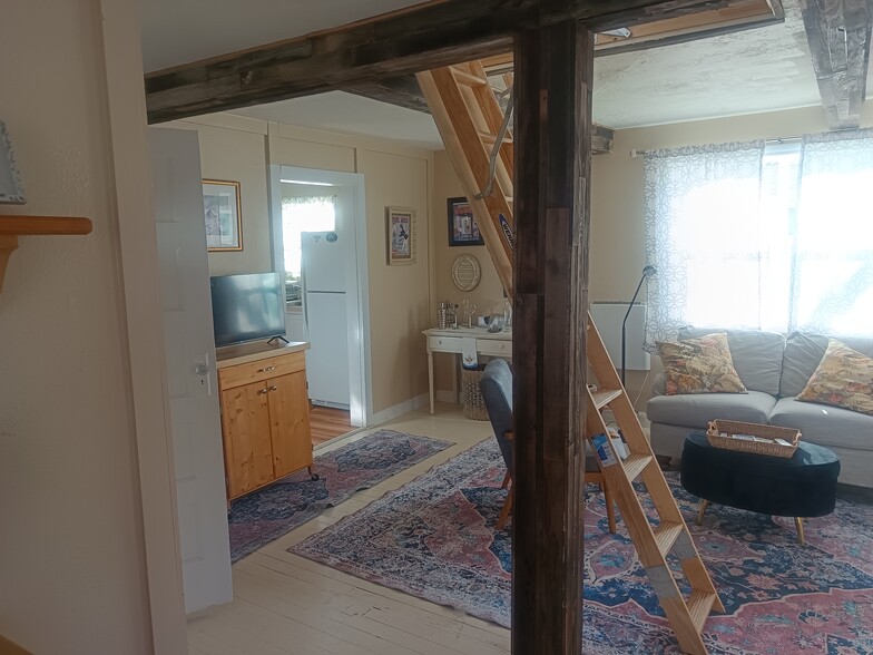 Welcome home! - 2914 W Woodlawn Ave