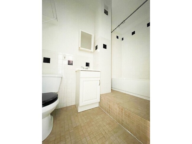 Building Photo - 155 India St