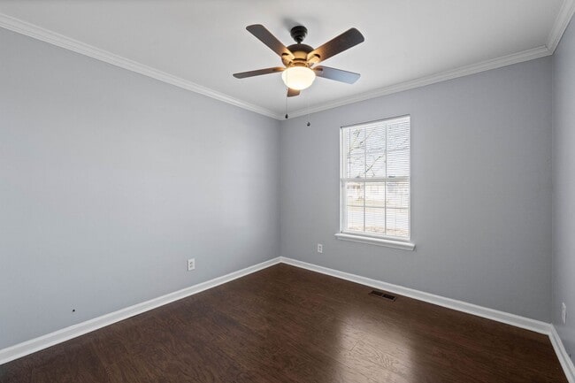 Building Photo - Cute home move in ready in the heart of Oak Grove- close to Fort Campbell and Shopping!