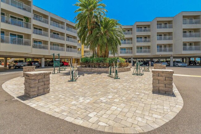 Building Photo - 2502 N Rocky Point Dr