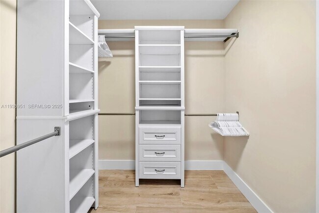 Building Photo - 10001 E Bay Harbor Dr