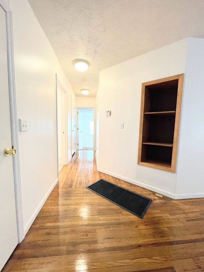 Building Photo - Large 2 Bed, 1 Bath