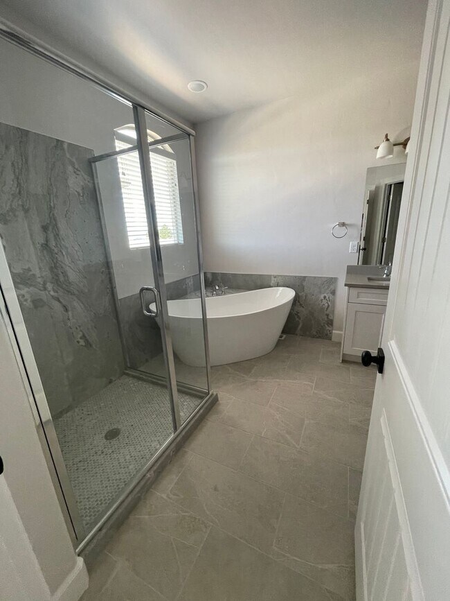 Building Photo - Italian Villages | 3-Bedroom Townhome