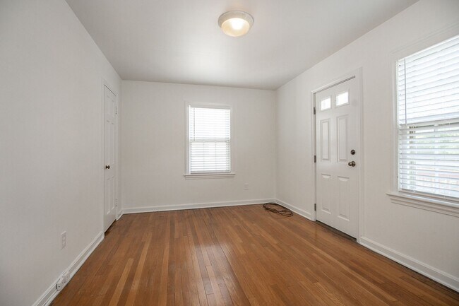 Building Photo - Charming 3 bedroom house Shaker Heights!!
