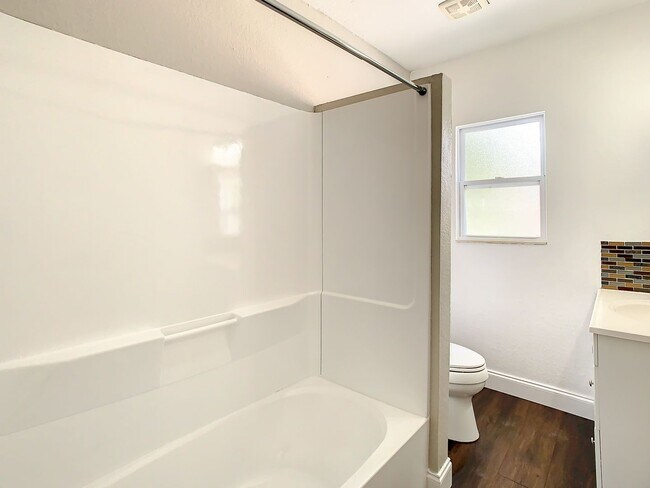 Building Photo - Charming Three bedroom one bath with huge backyard