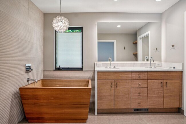 Building Photo - Renovated Linfield Oaks Retreat with Private Garden and Guest Studio