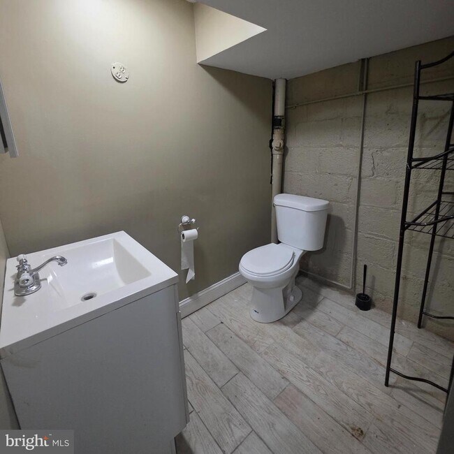 Building Photo - 5305 Central Ave SE