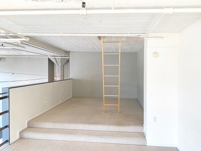 Building Photo - STUNNING LARGE CORNER LIVE/WORK 1 BED+ DEN...