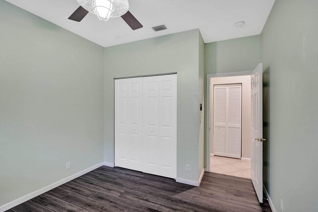 Building Photo - Amazing 4 Bedroom, 3 Bath home plus large 21'x11' loft located in Parkland Isles!