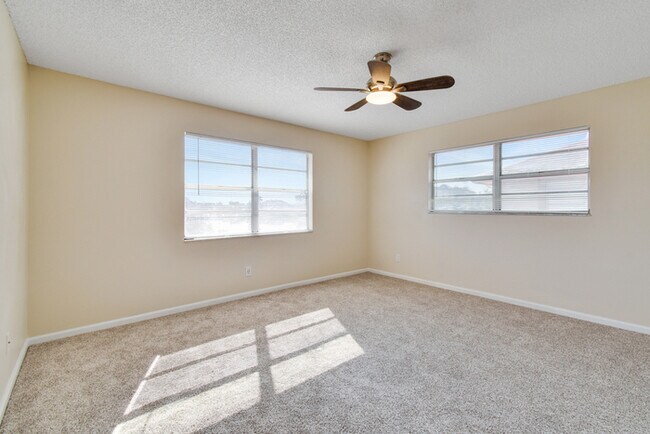 Building Photo - BEAUTIFUL THREE BEDROOM TOWNHOME WITH GARAGE(AVAILABE NOVEMBER)