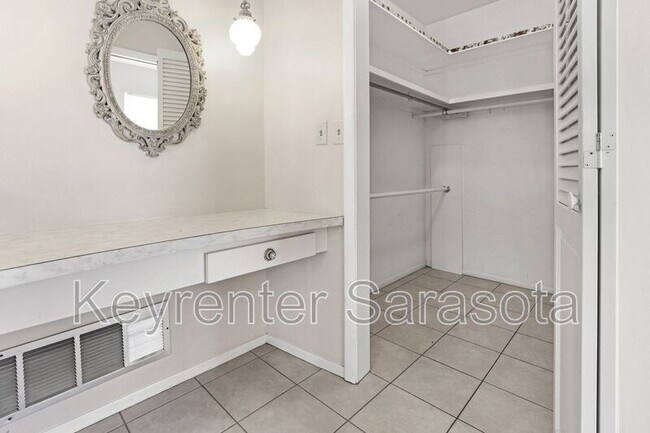 Building Photo - 5645 N Tuttle Ave