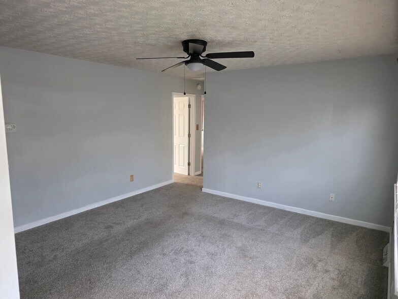 Building Photo - 5014 Hazelwood Rd