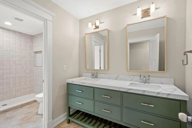 Building Photo - 5 Bed 5 Bath Single Family Home in Edgeworth