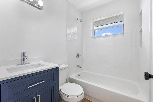 Building Photo - 560 SE 23rd Ave