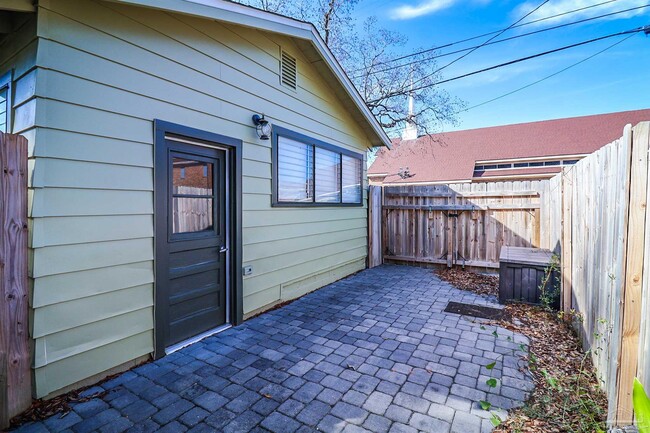 Building Photo - 422 N Davis Hwy