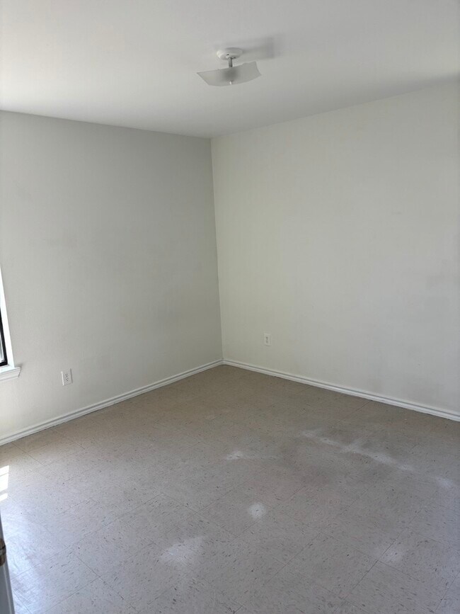 Building Photo - 505 Bahama St