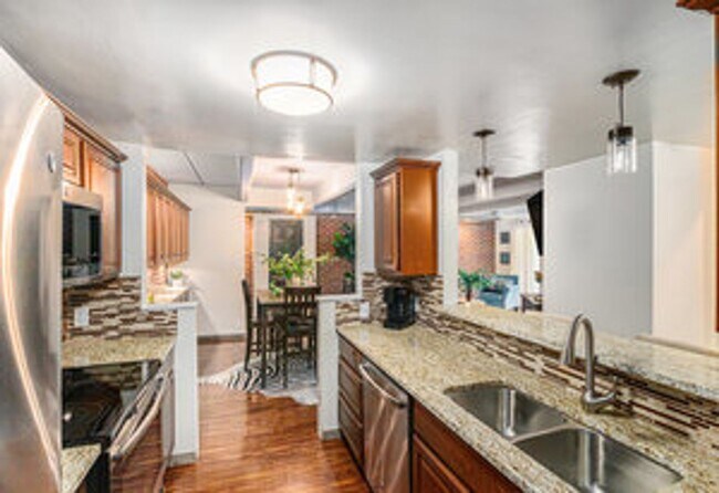 Building Photo - Cute 2 Bed Condo in Old Town