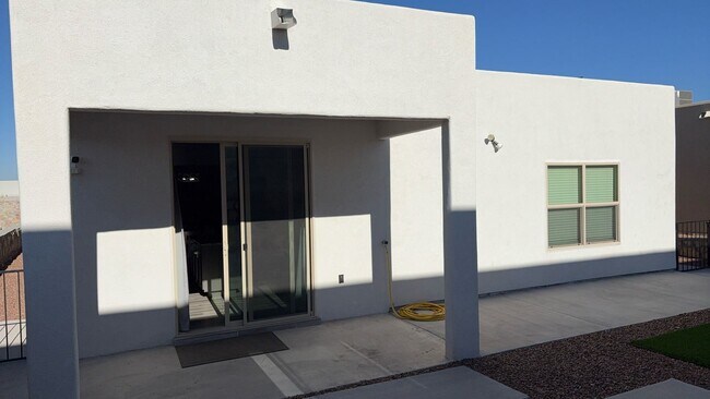 Building Photo - 3 bedroom 2.5 bath home in West El Paso!