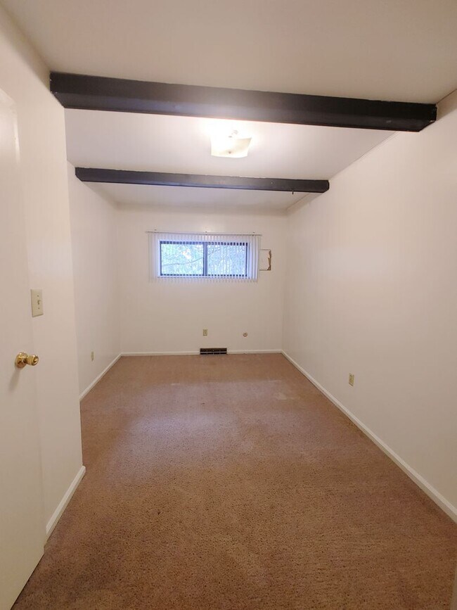 Building Photo - 2 Bed/1 Bath overlooking Iuka Ravine