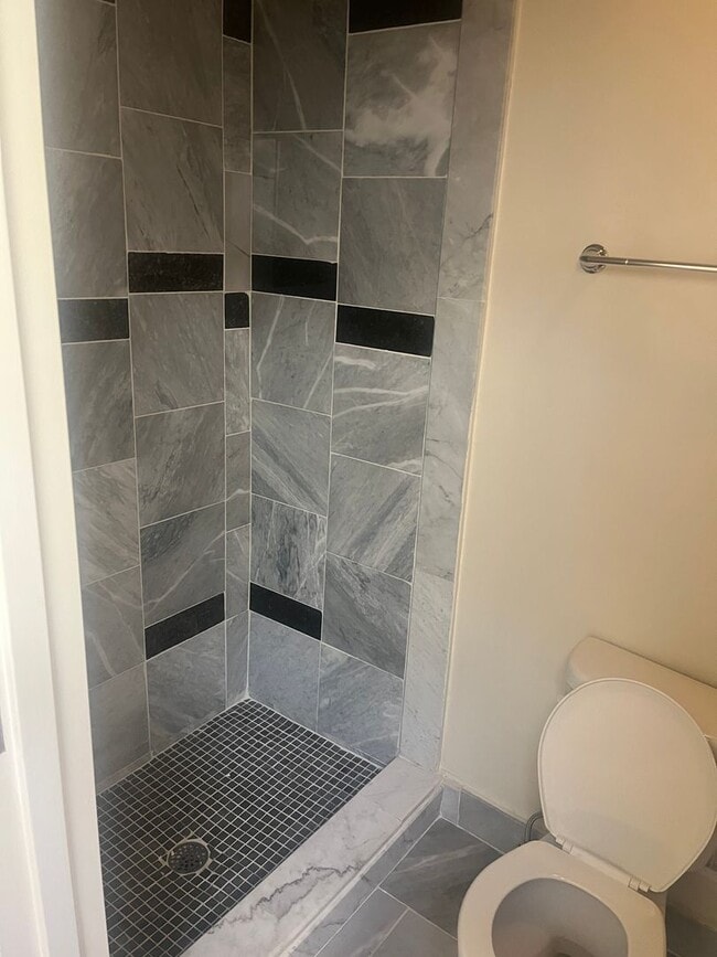 Building Photo - Commuter Friendly Beautiful Townhouse in Baltimore- Will go fast!