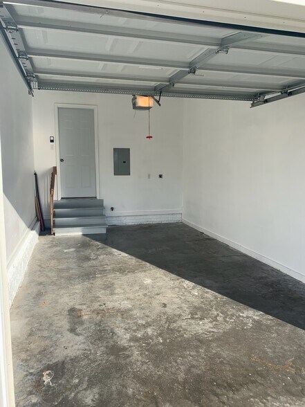 Building Photo - 313 N Cherokee Dr