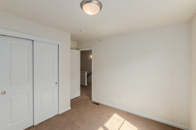 Building Photo - 418 S Reed Ct