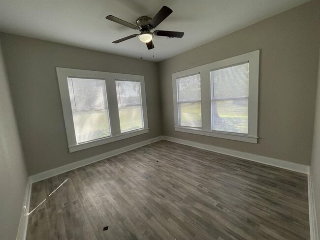 Building Photo - 3 bed, 1 bath with lots of updates! New fl...