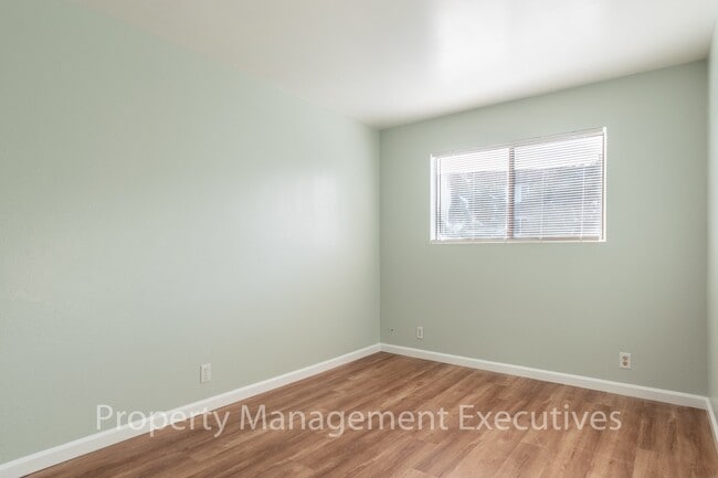 Building Photo - Remodeled 3 Bedroom, 1 Bath Duplex with Ga...