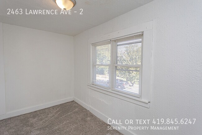 Building Photo - 2463 Lawrence Ave