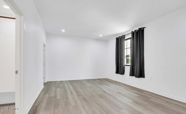 Building Photo - 832 S Farmer Ave