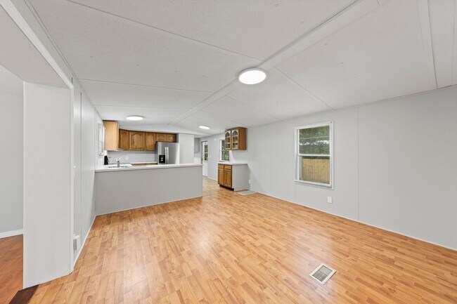 Building Photo - 698 Persimmon St