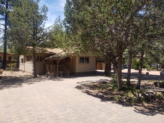 Building Photo - Adorable 2 bed / 1.5 bath with 1 car garage