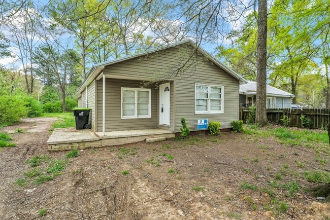 Building Photo - Charming Home with Open Floor Plan & Cover...