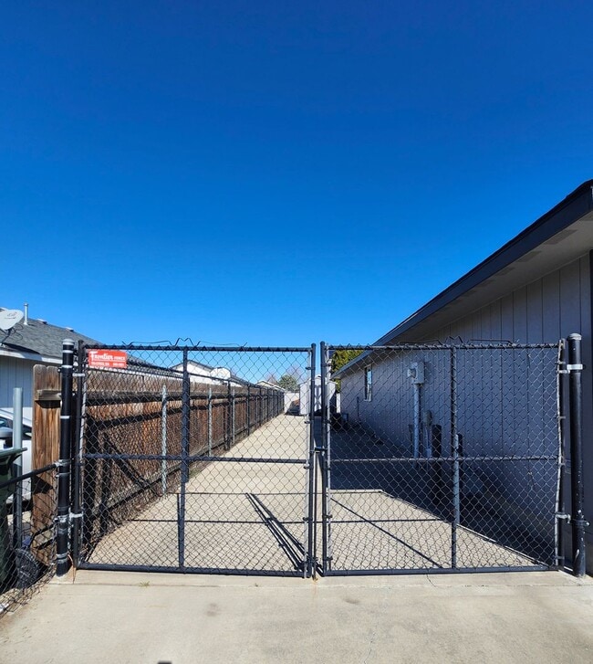 Building Photo - Updated 3 bed, 2 ba w/Oversized Covered Patio