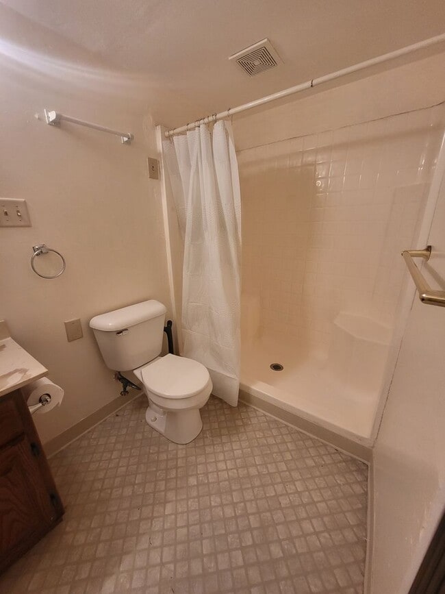 Building Photo - Clean, Well maintained ADU studio in town