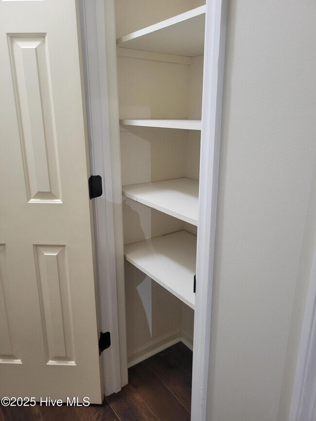 Building Photo - 316 Stornoway Dr