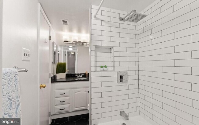 Building Photo - 122 N Bedford St