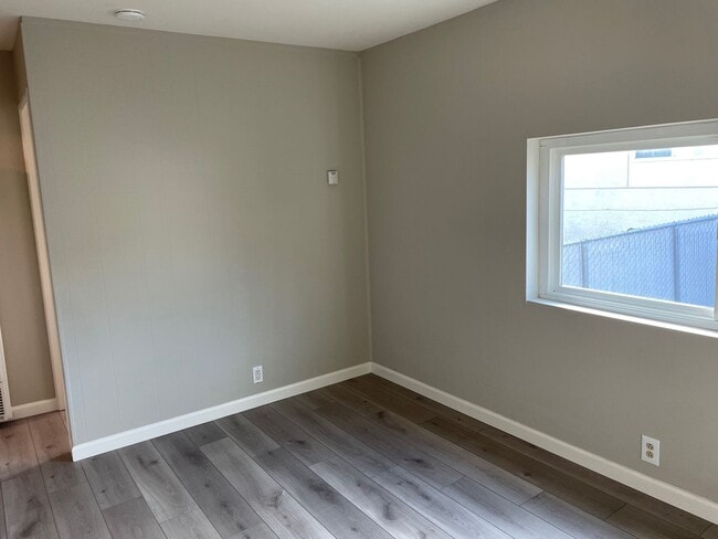 Building Photo - A cozy 2 bedroom and 1.5 bathroom duplex in South San Francisco
