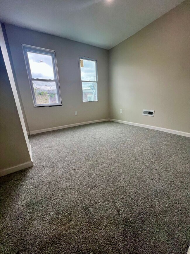 Building Photo - Newly Renovated 3-Bedroom Townhome! Available NOW!