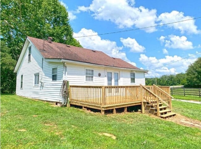 Building Photo - Country living at its finest!