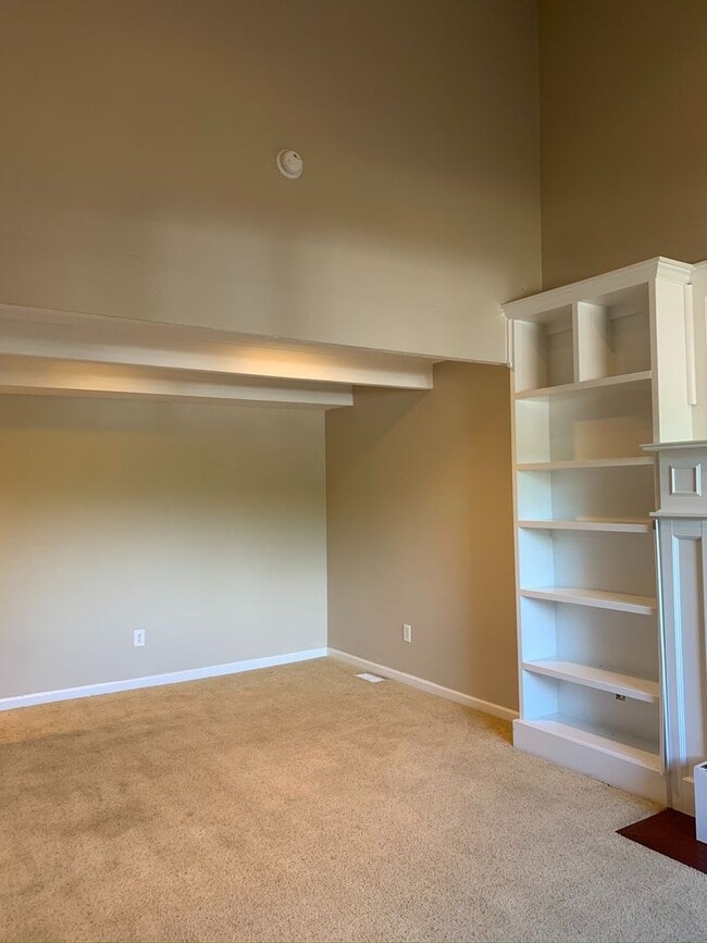 Building Photo - Large Four Bedroom House in Newberg