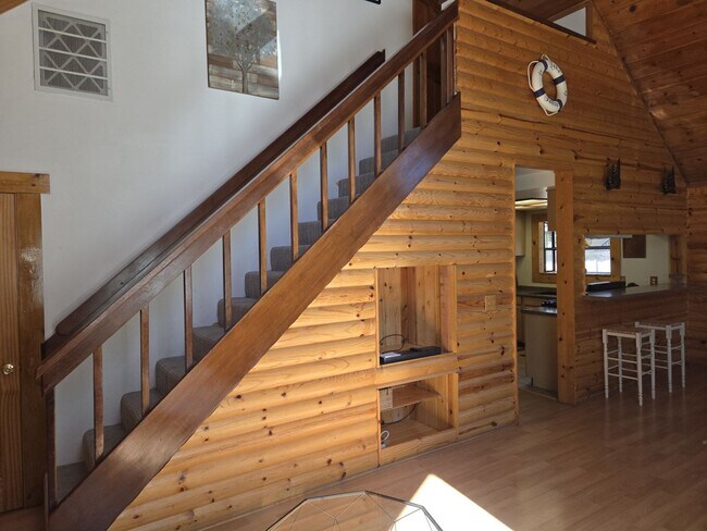 Building Photo - Large mountain home with access to Tahoe K...