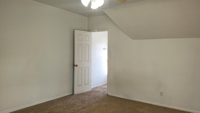 Building Photo - 1402 E Maple Ave