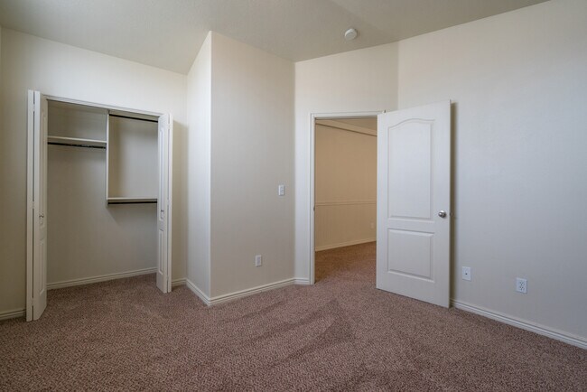 Building Photo - Open Five bedroom, three bath townhome for...