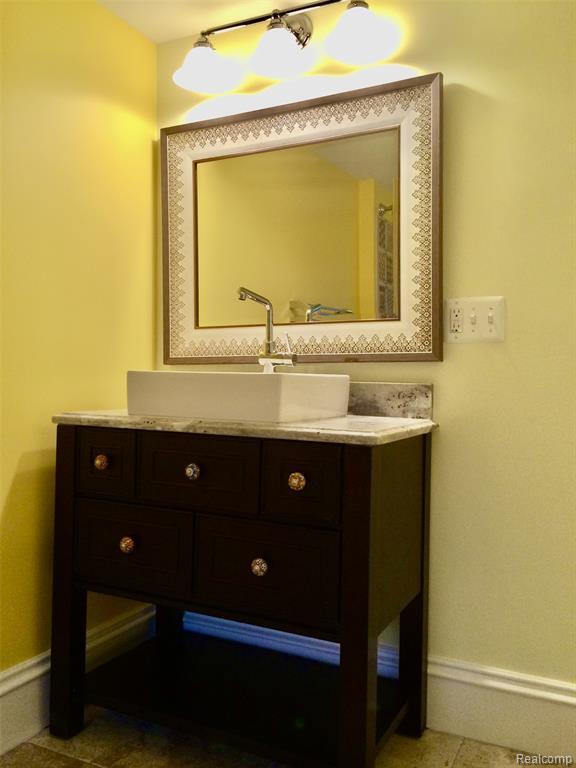 Building Photo - 115 E Lincoln St