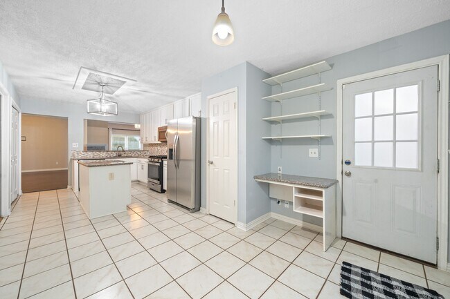 Building Photo - 18178 Holly Green Dr