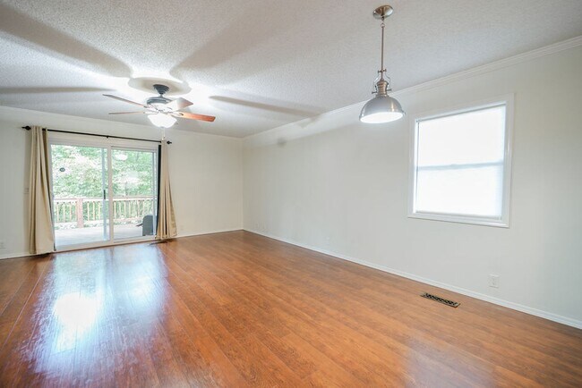 Building Photo - Come and enjoy your stay at this clean and...