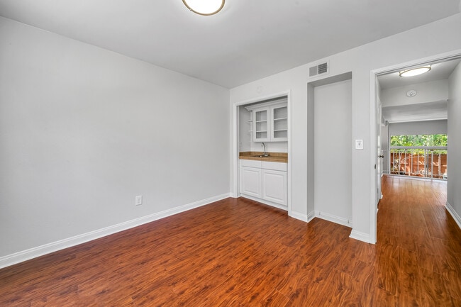Building Photo - 11260 Overland Ave