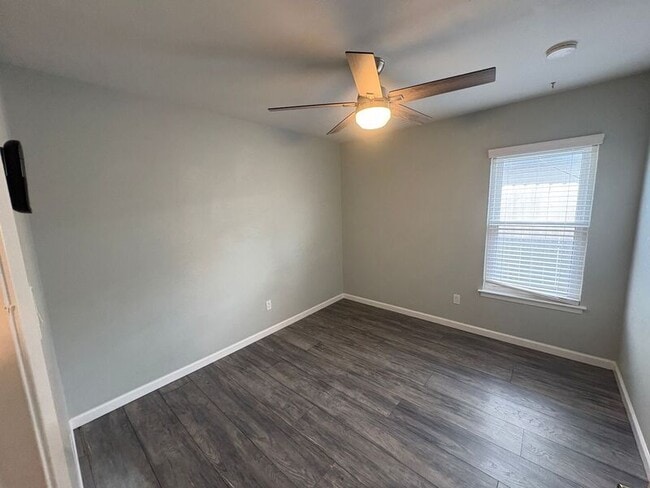 Building Photo - 400 Lakeside Dr