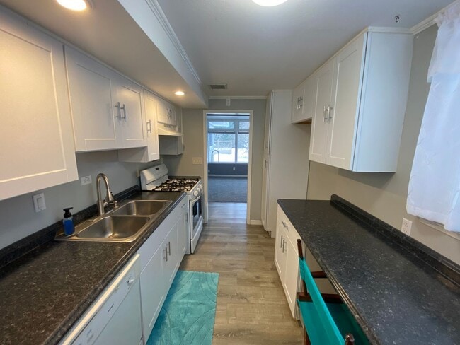 Building Photo - Beautiful 4-Bed, 2 Bathroom North Olmsted OH